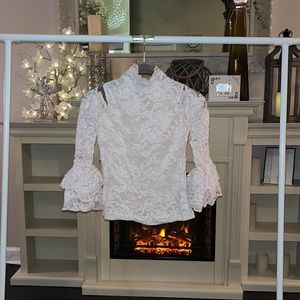 A white pretty top for your summer vacation•a brand you will never forget•bebe•